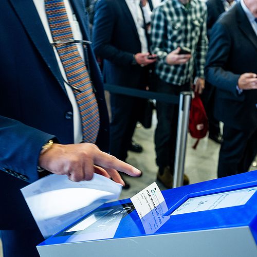 WindEnergy Hamburg 2024 / Visitors scanning tickets at Central Foyer