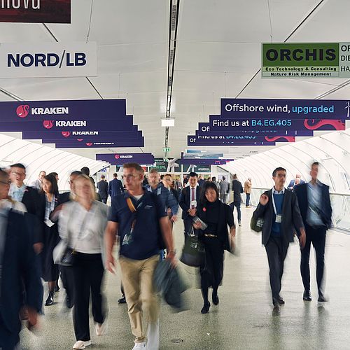 WindEnergy Hamburg 2024 - Skywalk between A- and B-Halls with visitors